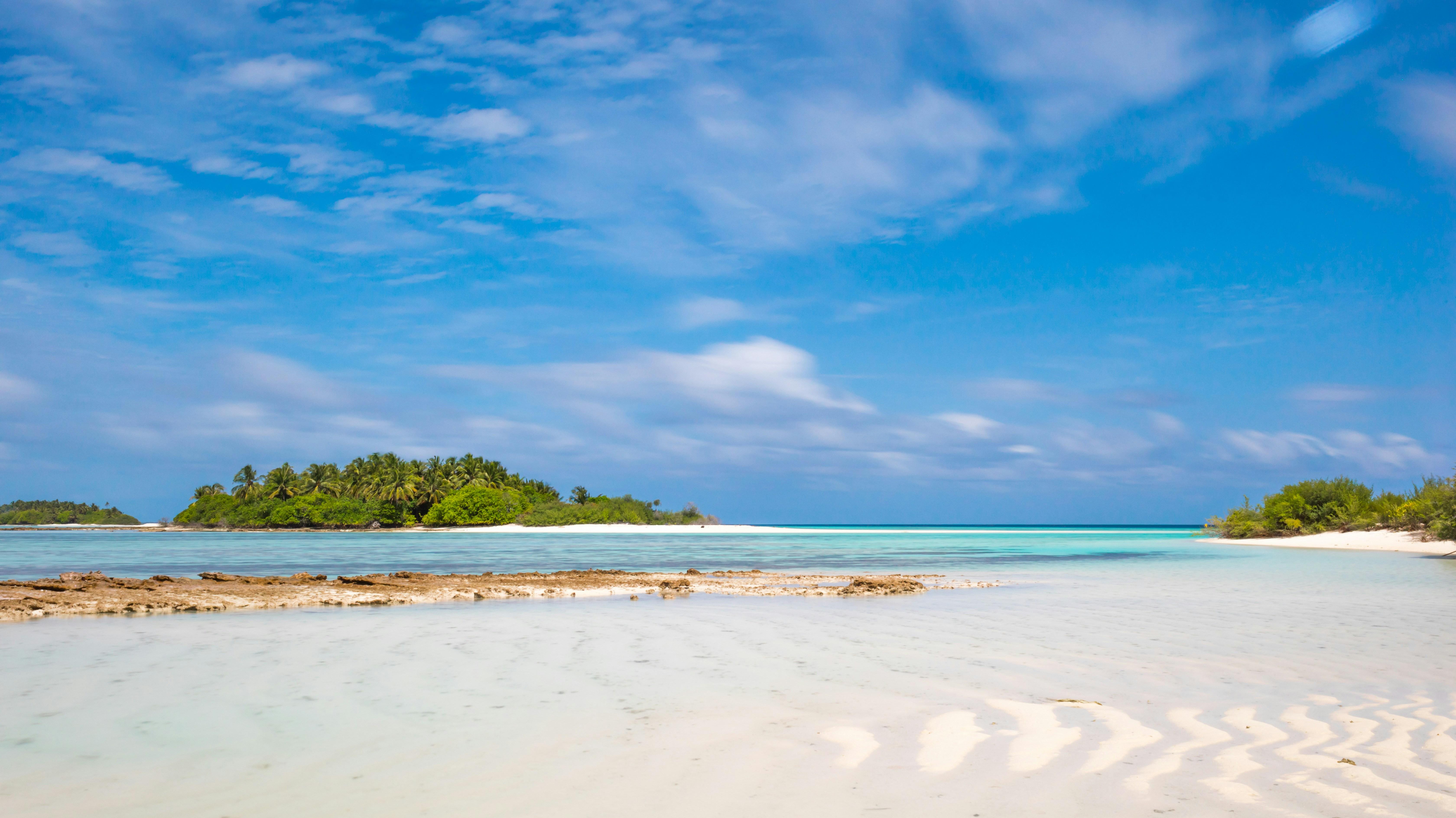 Comparing Comfort and Convenience: Airline Perks for Island Travelers